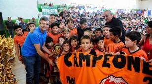 Zabaleta entreg&oacute; los trofeos de la Liga de F&uacute;tbol Infantil