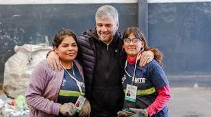 Entrega de credenciales oficiales a recicladores en reconocimiento y apoyo institucional