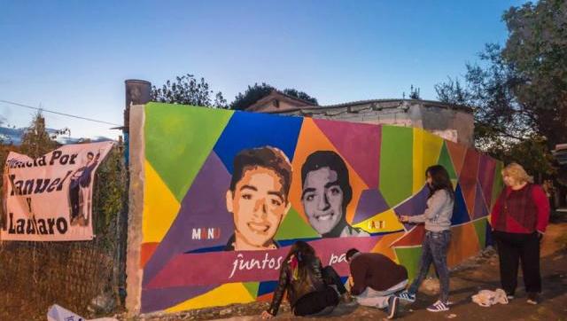 Familiares y amigos de los jóvenes que murieron atropellados hace un año pintaron un mural para recordarlos