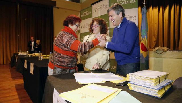 El intendente Zabaleta encabezó el acto de firmas de 336 escrituras de viviendas de familias de Villa Tesei