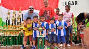 Los pibes recibieron sus trofeos Los pibes recibieron sus trofeos