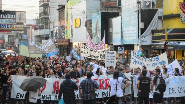 Se realizó una masiva manifestación en Morón contra el cierre de los bachilleratos de adultos