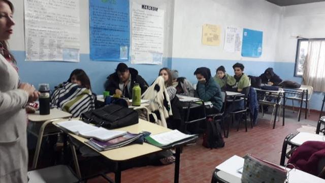 Vidal lo hizo: en Castelar, alumnos van a la escuela con frazadas porque no hay gas ni luz