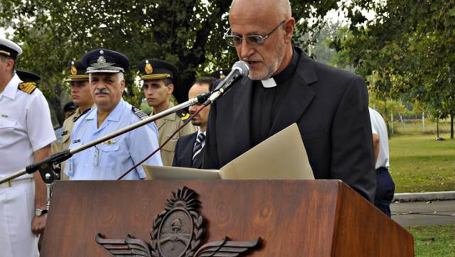 Hernán Ustariz, párroco del Colegio Fátima de Castelar, a alumnas: 