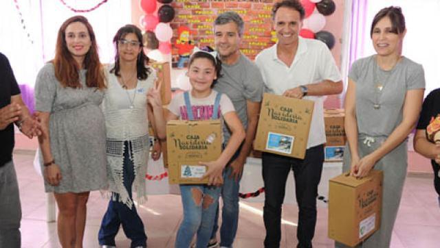 Zabaleta y Katopodis entregaron cajas navideñas en el merendero del barrio Los Milagros