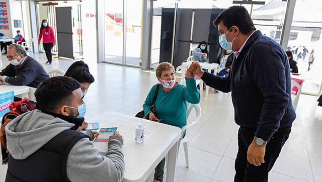 Vacunan a mayores de 60 años y más de 40 con enfermedades preexistentes en la Provincia de Buenos Aires