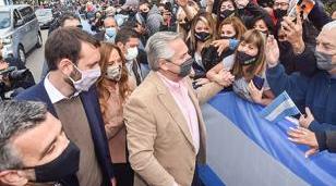 El Presidente recorrió una fábrica de mermeladas en Hurlingham junto a Selci, Zabaleta, Rodríguez y Tolosa Paz