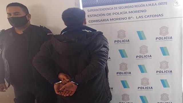 Detienen a dos personas por robo y posesión ilegal de armas