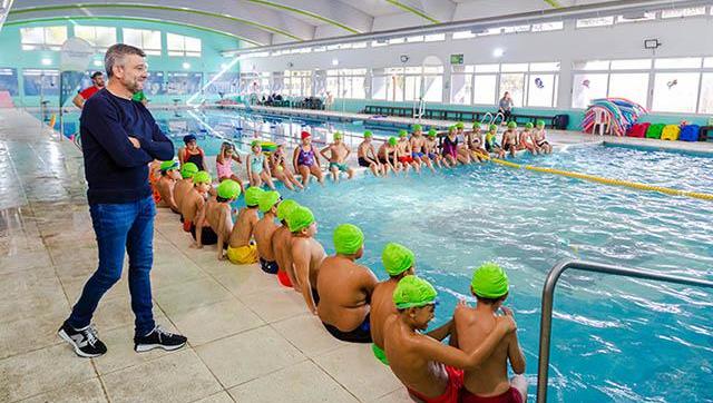 “4to y 5to al agua”: nueva temporada del Programa Municipal que enseña a los alumnos a nadar