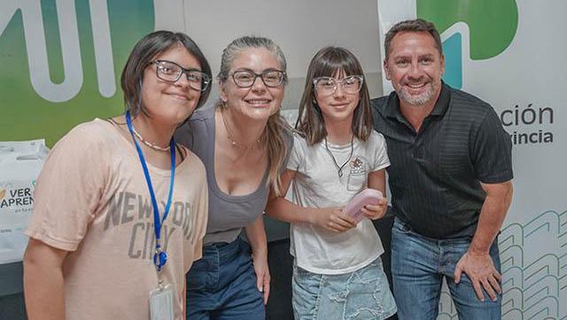 Más de 300 lentes para niños en escuelas primarias públicas