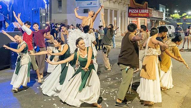 Moreno celebra la Misa Criolla y la apertura del Pesebre en la plaza central
